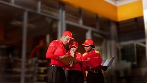 Três empregados da Shell a conversar.